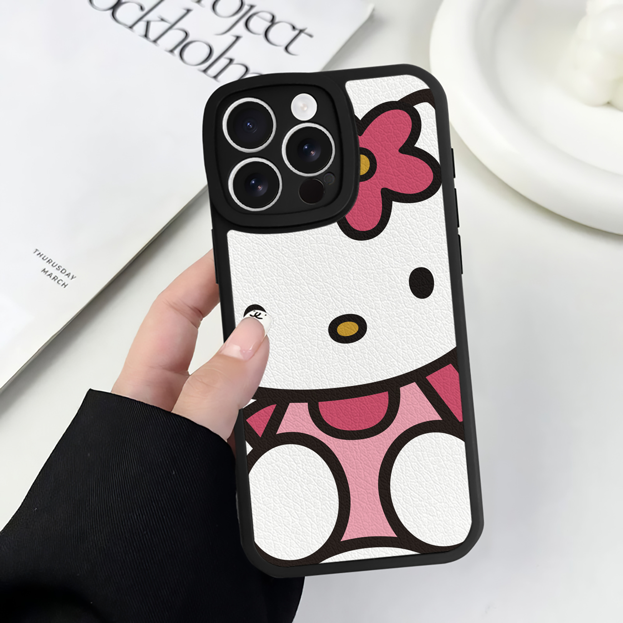 （画像用） Hello Kitty ハローキティ 【iPhone 16シリーズ対応】シリコンスマホケース（レザー調） 材質：シリコン